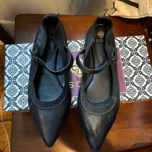Isola Palleteri Black Mary Jane Flats - size 6.5